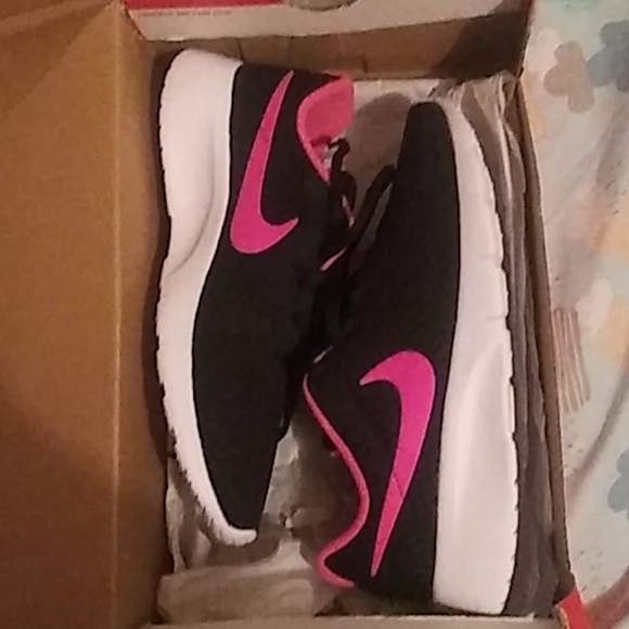 NIKE TANJUN shoes - Picture 2 of 2